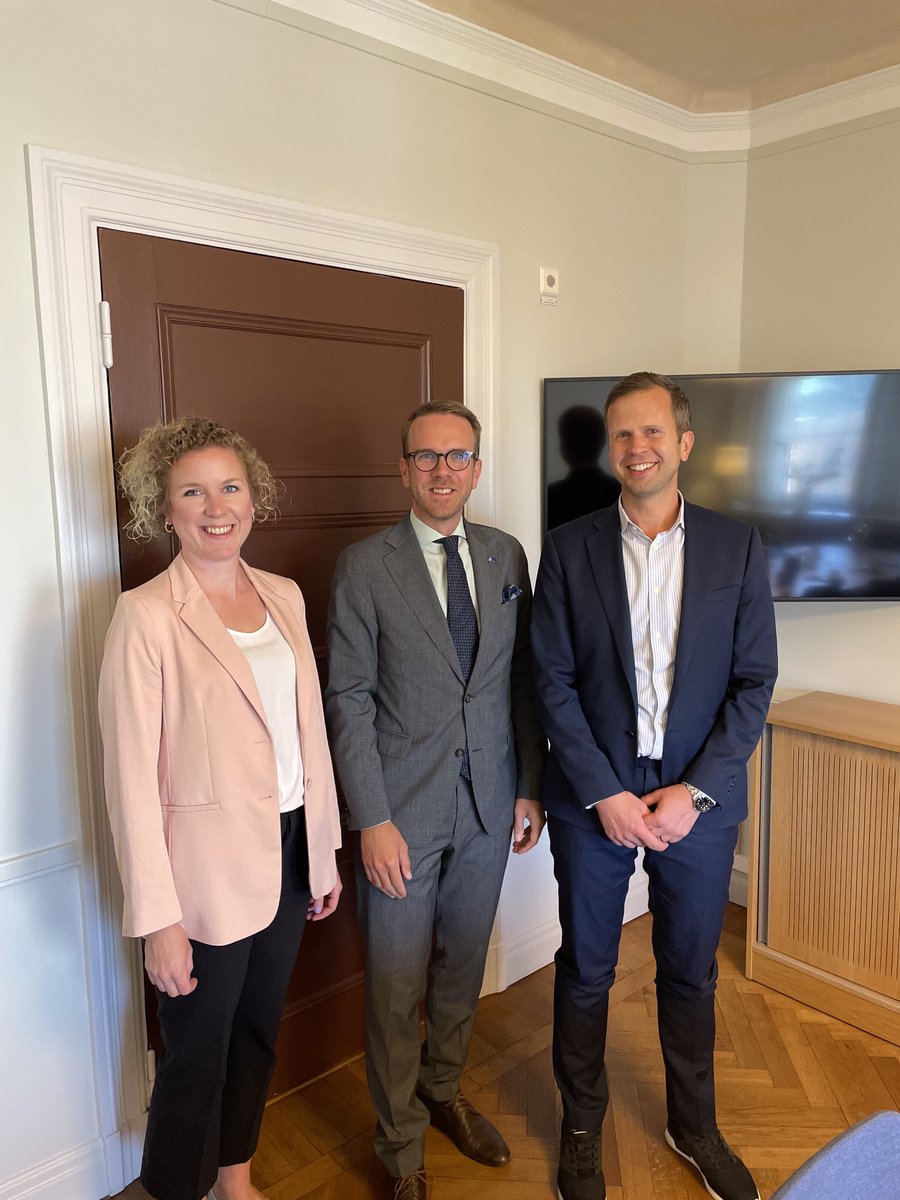 Igår träffade Stina Olén och Mattias Carrass bostadsministern för att prata om läget på studentbostadsmarknaden och vad som behövs för att byggandet ska ta fart igen.

Tack <a href="/andreas_carlson/">Andreas Carlson</a>  för ett bra samtal, vi ser fram emot att fortsätta dialogen framöver! 
#bopol #studbo