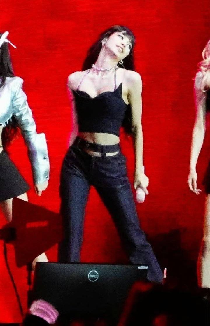 bvlgrlisa's tweet photo. lisa                            also lisa https://t.co/Qh5oIPXEtx