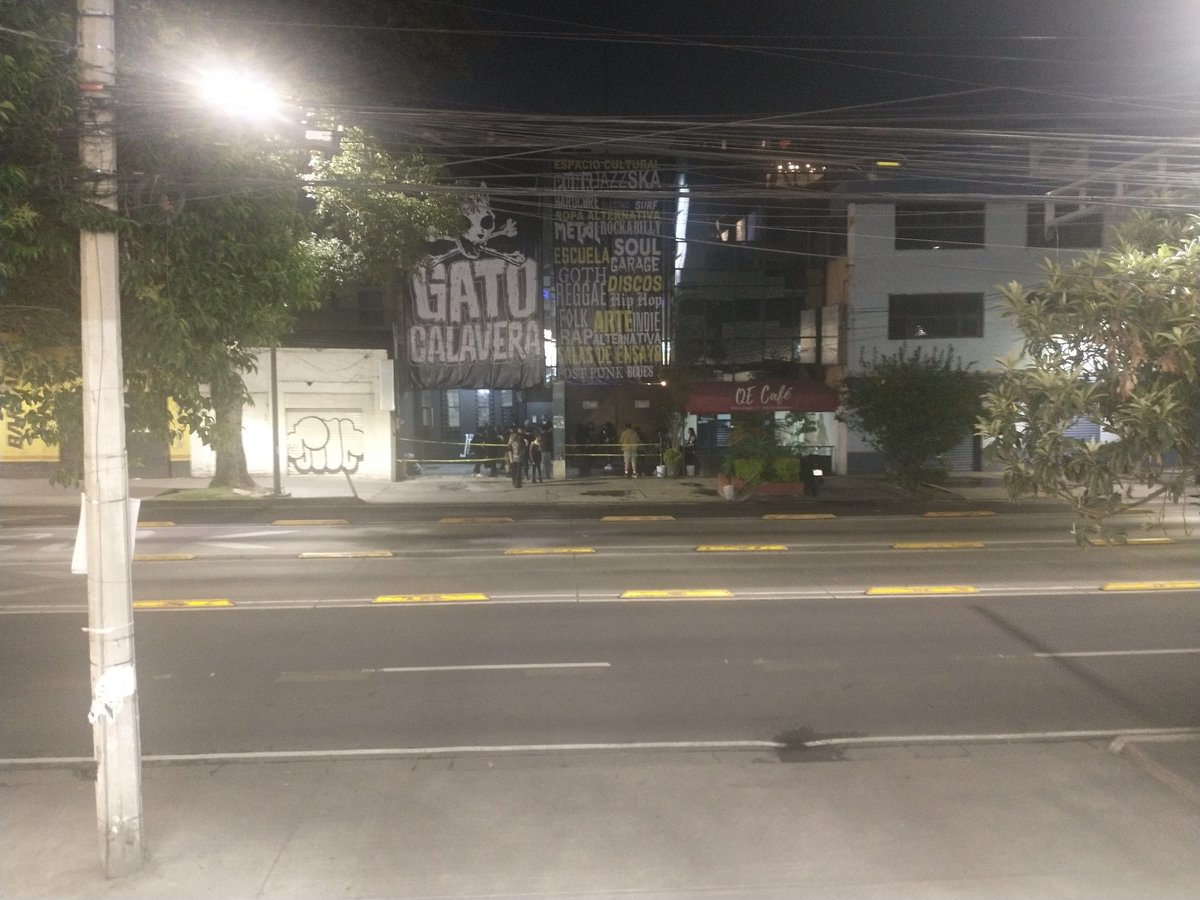 Solo_Hector's tweet photo. @diegoehg Yo andaba en la farmacia de enfrente y los ví reunidos, me llamó mucho la atención porque nunca supe cuando cerró el gim y hasta foto le tomé. https://t.co/Y6LsAd0Dna