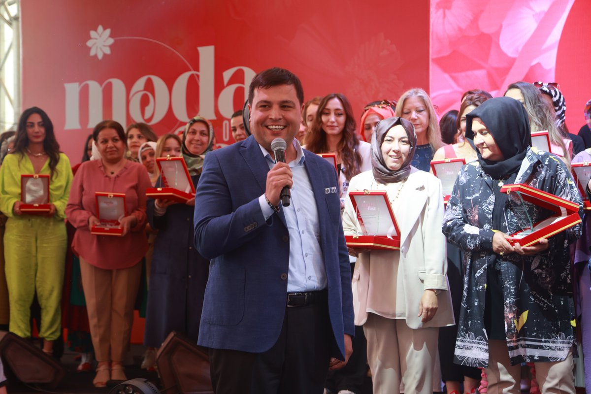 usakbld's tweet photo. 👘 İkincisini düzenlediğimiz, şehrimizin en renkli festivali #ModaFest'te, dört gün boyunca Etkinlik Alanı'nda festivalimize destek veren ve kıymetli ürünlerini sevgili halkımızla buluşturan değerli esnaflarımıza; katkılarından ve katımlarından dolayı teşekkür ediyoruz. https://t.co/Jp1sYo5XUL