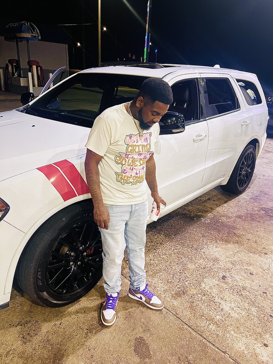 Mr_LoudPakk2's tweet photo. Walk in the store pick shit like I’m @Revis24 🦍 https://t.co/6aSExBQpGQ
