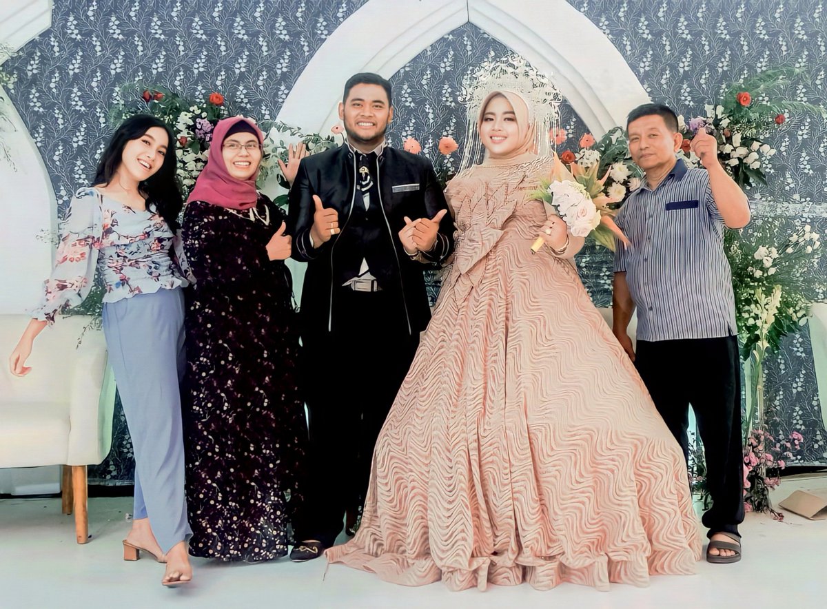 DeviAnitap's tweet photo. Happy wedding mba endah dan suami ✨ https://t.co/QOLxMowmDQ