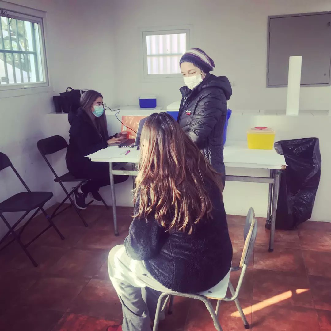 CESFAM_SNE's tweet photo. 🚨En Terreno 🚑

👨‍⚕️ El lunes se llevó a cabo un operativo de salud en la JJVV Eleuterio Ramírez junto a la Clínica Móvil @MuniLaPintana

Los usuarios pudieron acceder a atención dental, vacunación, entre otros servicios. 🦷💉

¡Pronto estaremos en tu sector! 🌟

@SaludPintana https://t.co/8VyTBfn84K
