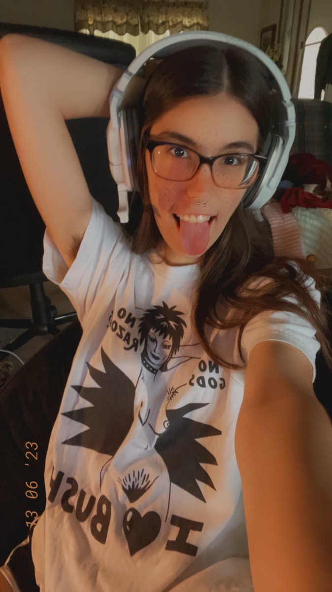 i’m playing Overwatch 2, come hang? 
twitch.tv/thistlefernsby 🤍