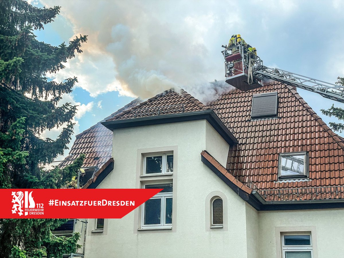 Dachstuhlbrand in einem Mehrfamiliengebäude in @stadt_dresden #Rochwitz Der Brand breitet sich rasch aus. Wir suchen nach Personen im Gebäude und haben weitere Kräfte nachalarmiert. ⚠️Vollsperrung #Tännichtstraße und #Scharfensteinstraße #EinsatzfuerDresden #Dresden