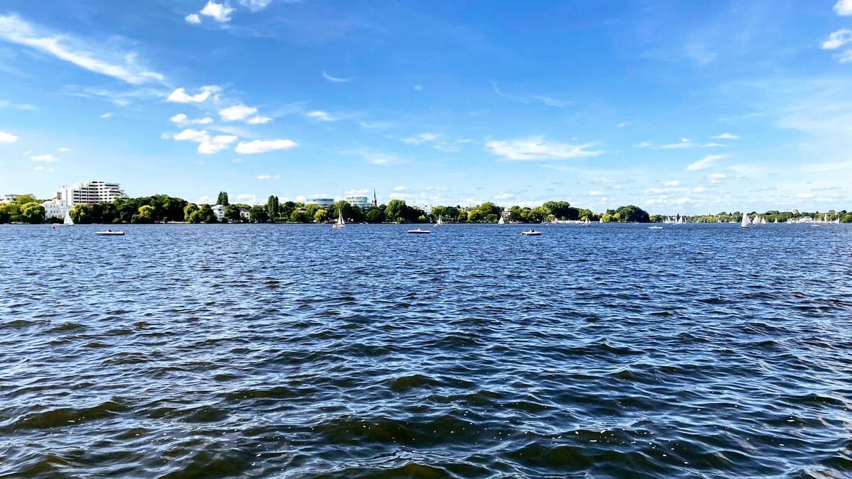 📷 Beweisfoto: Die Alster ist noch nicht ausgetrocknet! Die #Alster in #Hamburg strahlt bei 26 °C, Sonnenschein und blauem Himmel! ☀️🌊 Sommerliches maritimes Flair ⛵ in voller Pracht. Genießt das schöne Wetter und das Ambiente der Alster.