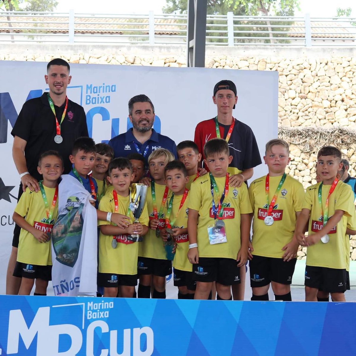 Nuestros Prebenjamines participaron este pasado fin de semana en la edición Weekend de la Marina Baixa Cup logrando un meritorio segundo puesto en la fase bronce.
Lo más importante es como se lo han pasado, viviendo una experiencia diferente y compartiéndolo con sus familias.