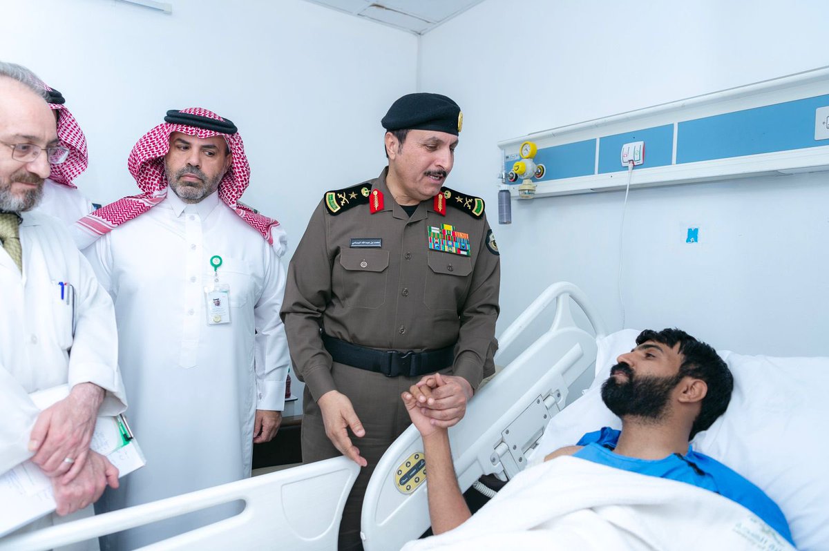 AJELNEWS24's tweet photo. عاجل 🔴 

مدير الأمن العام يزور ثلاثة من رجال الأمن أصيبوا أثناء أداء مهامهم في القبض على أحد المطلوبين في قضايا ترويج مخدرات بمحافظة رفحاء. https://t.co/RZmmBD1Bgu