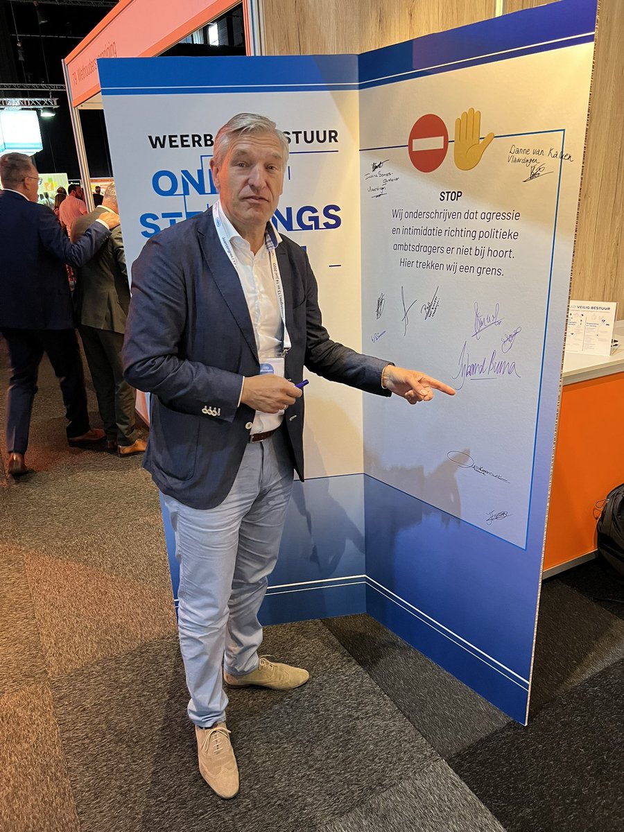 RaadslidNu's tweet photo. Stop agressie en intimidatie tegen raadsleden, wethouders en burgemeesters vandaag ondertekend door congresgangers #VNGcongres #ondersteuningsteam https://t.co/xlXTuOzAQ0