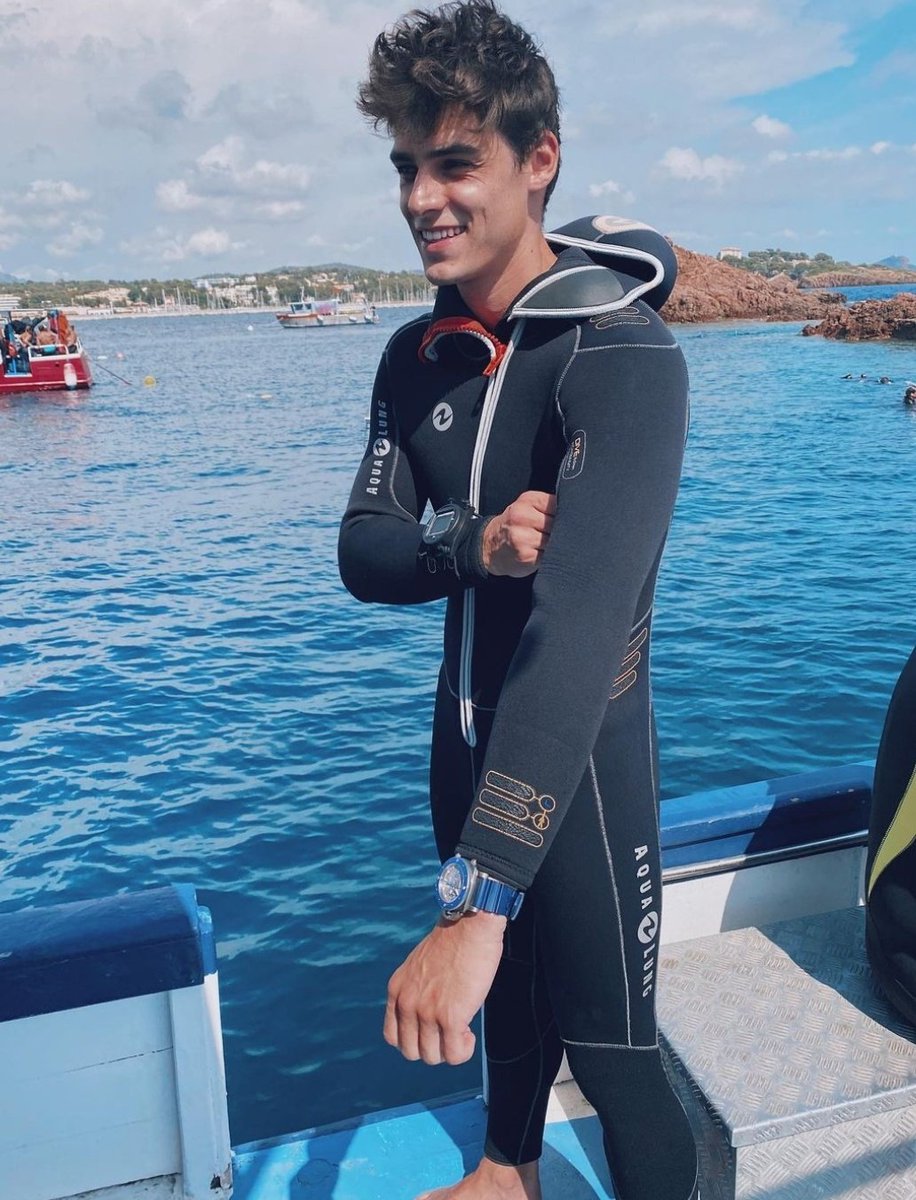 LucasDobrev_'s tweet photo. il sorriso di quando vedi una vecchia scivolare dalla barca e cadere in acqua https://t.co/imy5iP2tRI