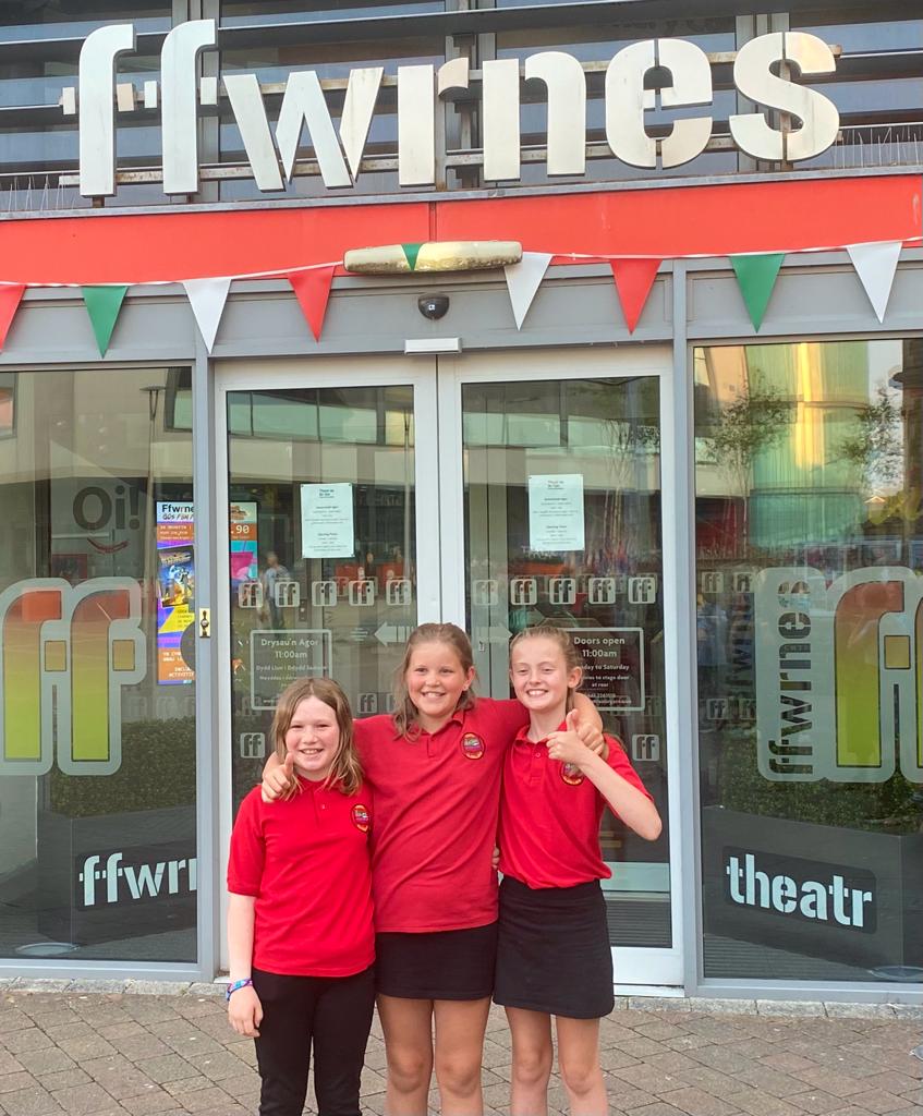 Balch iawn o'r tair yma yn perfformio yn y Proms yn y Ffwrnes yn Llanelli. #ymaacacwllanllwni #hedyddhyderusllanllwni #eliegwyddorolllanllwni