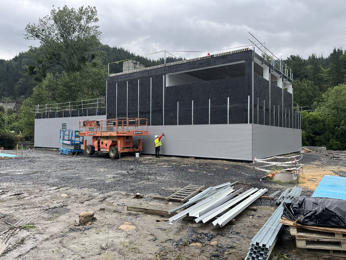 ironproyect's tweet photo. Inicio de #obra provincia de  #Alava  :  #chapa #minionda #gris #europerfil #ironproyect #fachada  #industrial #naveindustrial #naves #edificación #construcción #paisvasco #silvermetalic #acero #lacado https://t.co/u14Rk7mpQH