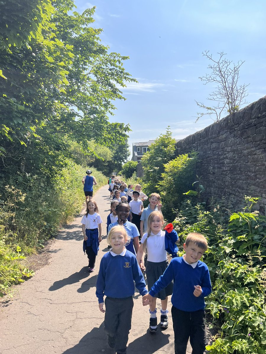 MissSimmons29's tweet photo. Lots of fun on our outdoor learning walk today in the sun ☺️☺️☀️@NiddrieMillPS @MissEdmonds1 https://t.co/86gZjGBl0h