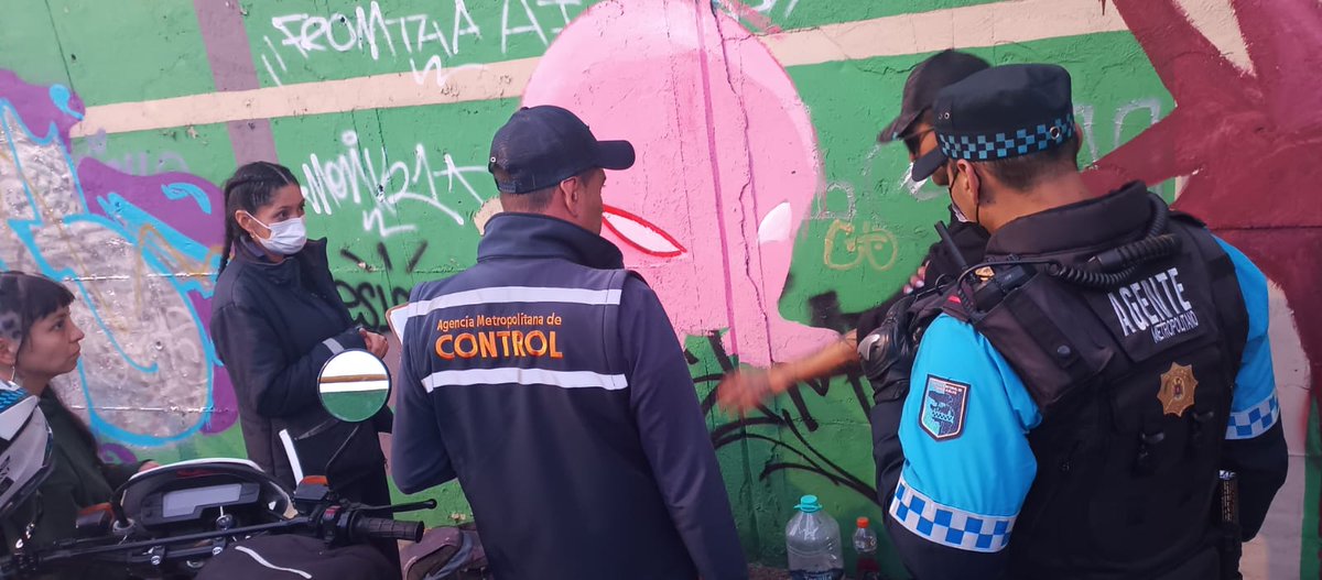 amcquito's tweet photo. ✅ Atendemos las denuncias ciudadanas.
Iniciamos el procedimiento sancionador a una ciudadana que atentaba contra la mampostería de la ciudad con graffitis y pinturas 🖌️, en el intercambiador de 📍#ElLabrador
Con el apoyo ciudadano #QuitoRenace https://t.co/6ur5AsSPvn