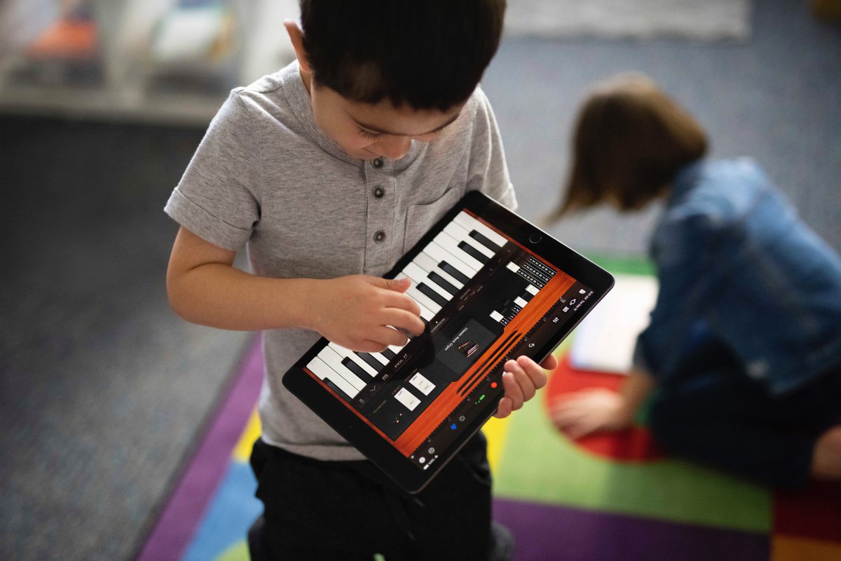 C'est jeudi à 12h00! Joignez-vous à notre session 
«Créer une chanson originale pour la fête des Pères avec GarageBand» 🎸🥁🎙️🎶

👇👇Cliquez ici pour vous inscrire
tinyurl.com/53xxxc54