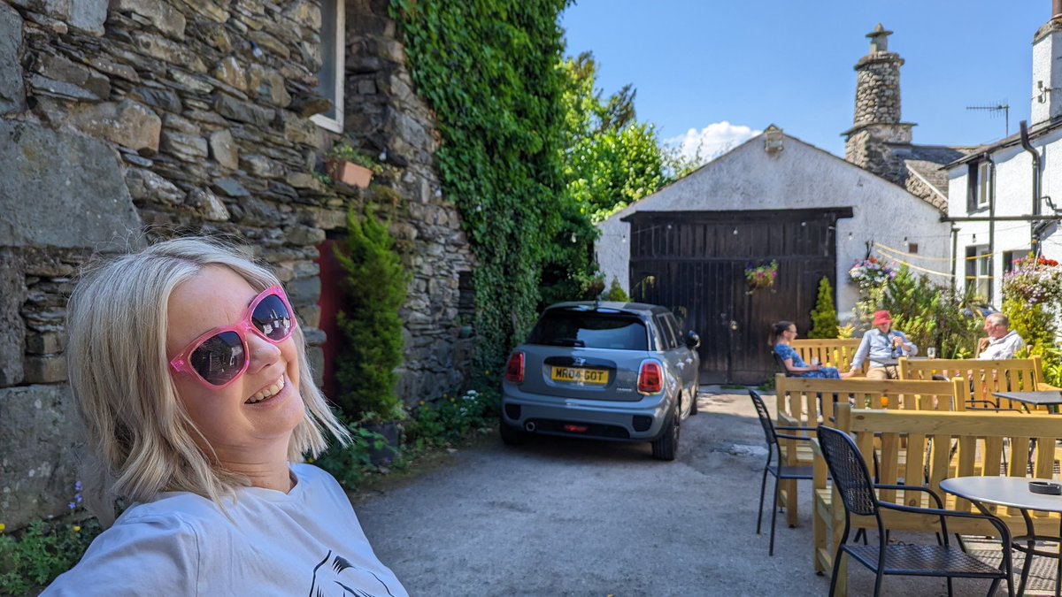 CKT______'s tweet image. My wife got photobombed by your mates running up your tab in the pub just now 🤣
@RonJichardson 
@LucyABeaumont