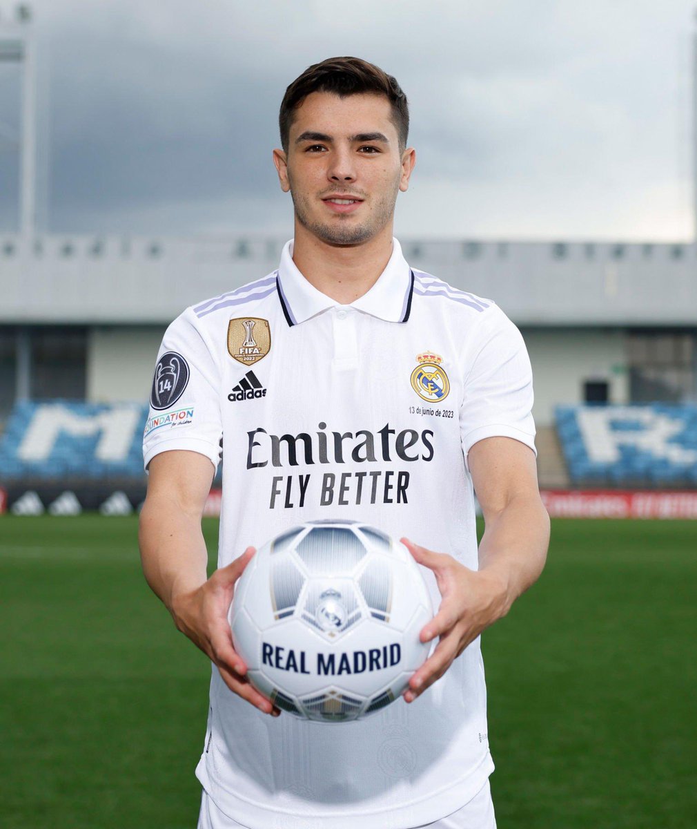 Sad for Brahim. They took the light off of him for some snake who just wants more money for his new contract

Here are some pictures of an actual Real Madrid player. Brahim’s day.🤍🤍