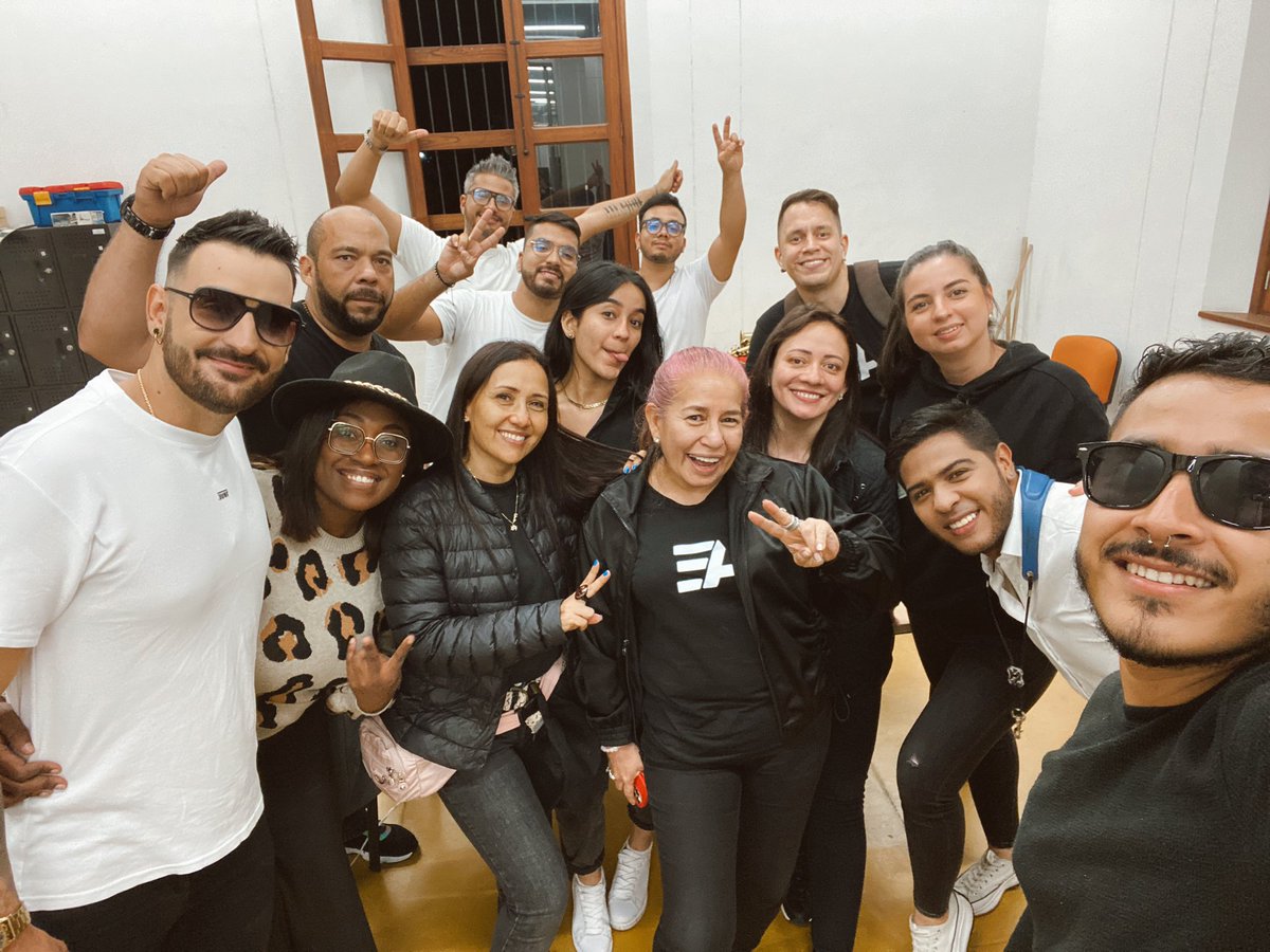 aeentershow's tweet photo. Saludo final !!!! Música y mas música https://t.co/oJkqNv7nJp