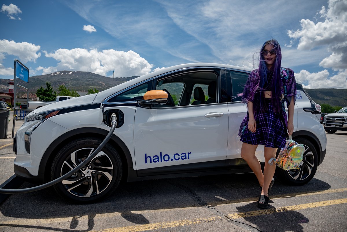 halocar_'s tweet photo. Charging an EV at a public station is simple! Let's dive into a quick guide from @LaCarmina and https://t.co/yp9d4pFzWK to keep your electric vehicle powered up and ready to go. #EVCharging #HaloCar https://t.co/asKeRAS54N