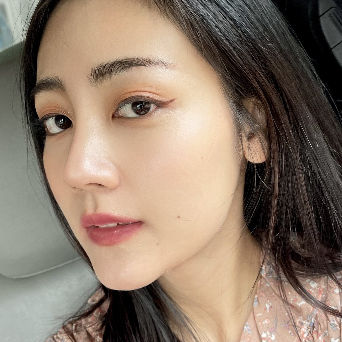 luknamyani's tweet photo. ปกตินี่ไปเที่ยวจะชอบลืมคลีนซิ่ง ลืมสำลีตลอด เป็นปัญหาม๊ากก แต่พอมาเจอ #โซลาคลีนซิ่งทิชชู่ คือเอาอยู่เลยอะ ตัวเดียวจบ เมคอัพหลุดง่ายจริง นี่ใช้แผ่นเดียว เกลี้ยง!! ผิวสะอาดเลย ไม่แสบตาด้วยนะ เค้าอ่อนโย��มาก ผิวแพ้ง่ายใช้ได้ แถมพกพาง่าย สะดวก ชีวิตง่ายขึ้นเยอะ👍🏻 #solacleansing https://t.co/j2LRjIjDD1