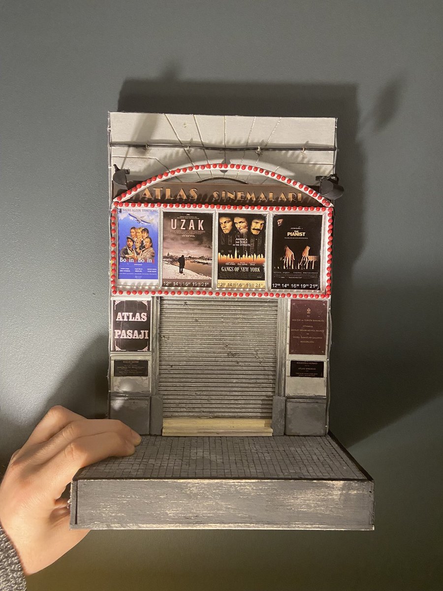 egdiorama's tweet photo. Atlas Pasajı - Diorama

#diorama #model #handmade #art #atlassinemalari #beyoglu #atlaspasaji #sinema https://t.co/TVvlrGyieG