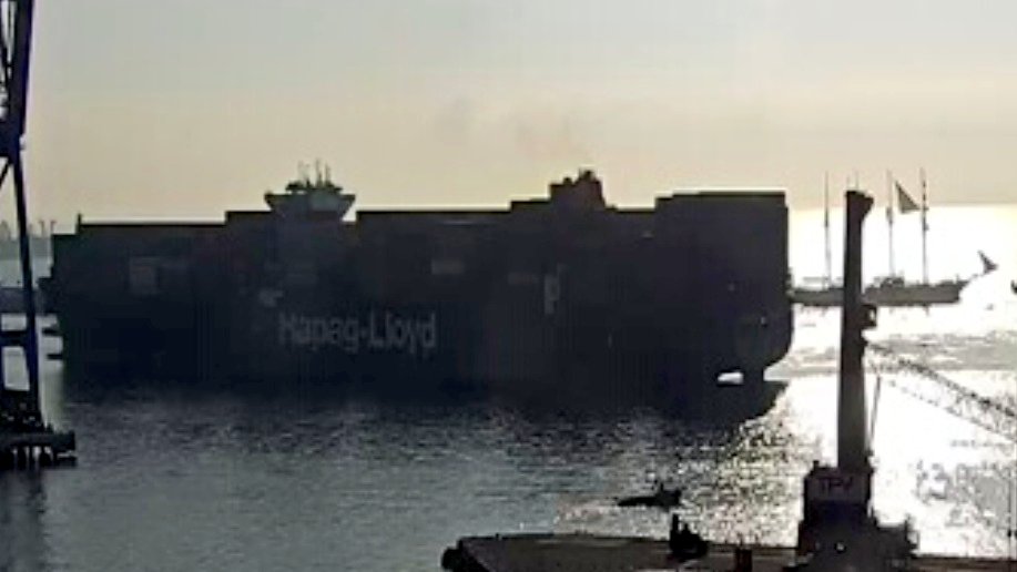 Off_Valpo's tweet photo. @lali_amiga @Capuertovalp @domitille @halcon @mataquito @TPS_Valparaiso @TTIValparaiso @PortValparaiso @PortalPortuario @NPortuarias @edgardolazo @folovap @gcodinad @flashjessica @Buques_en_Valpo https://t.co/D6zt1Zczi8 vista del portacontenedores @Cautin 🇱🇷(LR) recalando en @Valparaiso bajo cielo despejado y brumoso, viento del #NorEste 08 Nd (15 km/h) estado de mar #rizada (olas de 50 cm) presión atmosférica 1020 hPa y temperatura 09°C #onda_polar https://t.co/vCjP7K6G37