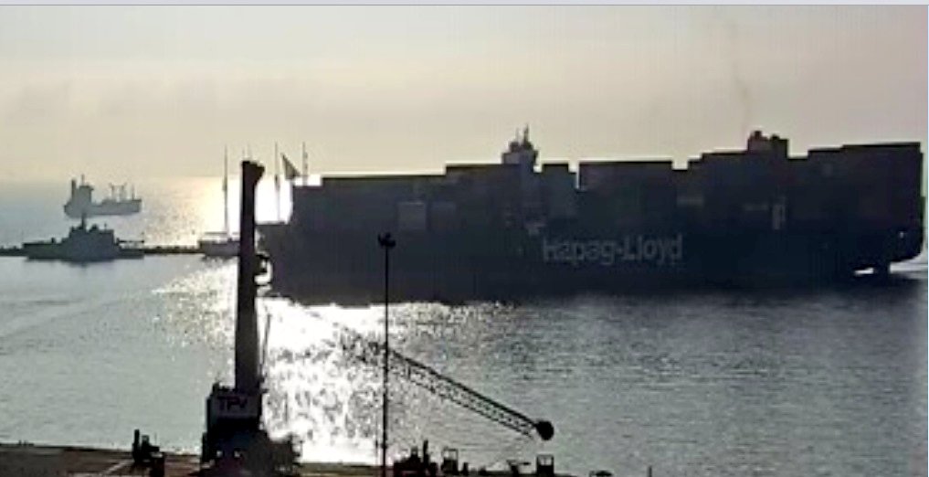 Off_Valpo's tweet photo. @lali_amiga @Capuertovalp @domitille @halcon @mataquito @TPS_Valparaiso @TTIValparaiso @PortValparaiso @PortalPortuario @NPortuarias @edgardolazo @folovap @gcodinad @flashjessica @Buques_en_Valpo https://t.co/D6zt1Zczi8 vista del portacontenedores @Cautin 🇱🇷(LR) recalando en @Valparaiso bajo cielo despejado y brumoso, viento del #NorEste 08 Nd (15 km/h) estado de mar #rizada (olas de 50 cm) presión atmosférica 1020 hPa y temperatura 09°C #onda_polar https://t.co/vCjP7K6G37