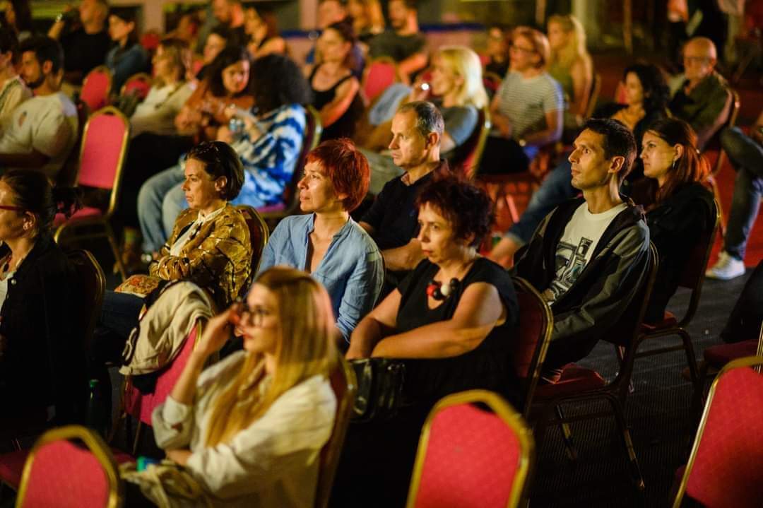 Nakon šeste večeri Underhill Fest, večeras od 18h u Narodna biblioteka "Radosav Ljumović" biće prikazana projekcija filma "Veče od traume", a od 21h "Procenti života" u Njegoševom parku.

Za sve mlade sa EYCA omladinskom karticom ulaz je slobodan na sve Underhill Fest projekcije.