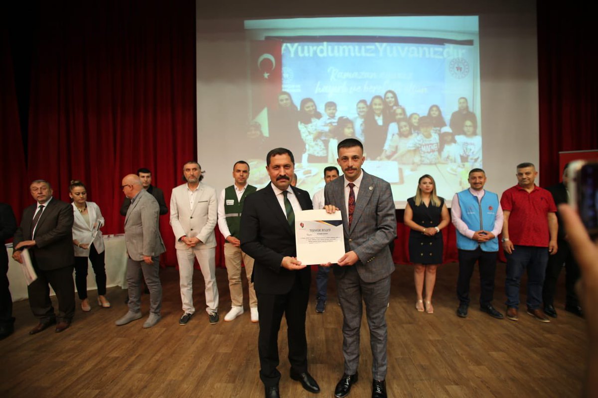 EthemGdek2's tweet photo. T.C. Amasya Valiliği tarafından düzenlenen, Deprem gününden bugüne çalışan stk başkanlarına ve gönüllerine vermiş olduğu teşekkür törenine katıldık. Ödülümüzü Sayın Valimiz Mustafa Masatlı’dan teslim aldık.  Sizle çalışmak büyük bir onur bizim için Sayın Valim.. https://t.co/lU45w05JwG