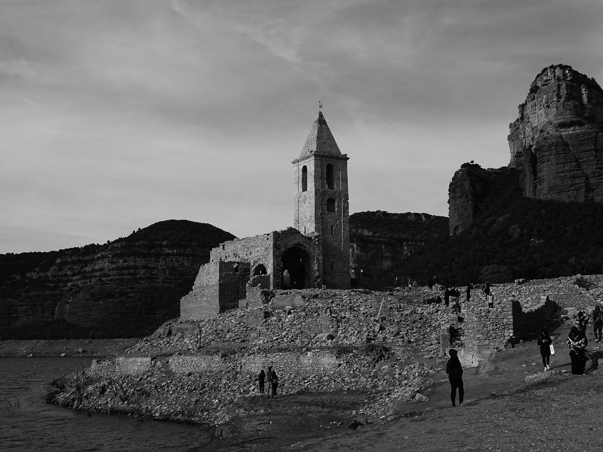 Sec...Sant Romà de Sau #SantRomàdeSau #VilanovadeSau #Osona #EmbassamentdeSau #Sau #païsoscatalans #catalunya #landscapephotography #landscape #landscapes #landscape_captures #landscape_lovers #streetstyle #streetsphotography #street #bnw #bnwphotography #bnwmood #bnw_greatshots