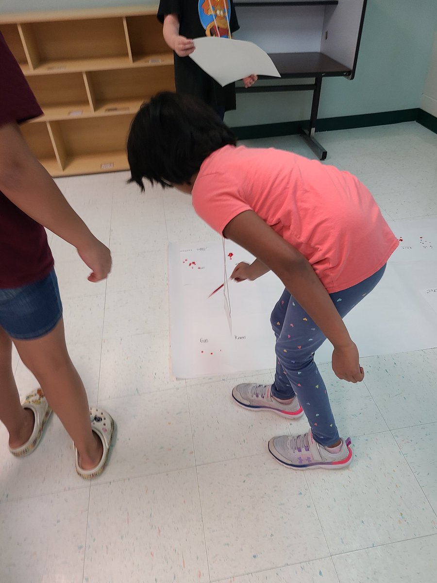 GTGuyRobert's tweet photo. Analyzing blood spatter at different heights #nisdgtsummercamp @NISDGTAA https://t.co/buxGztOgI4