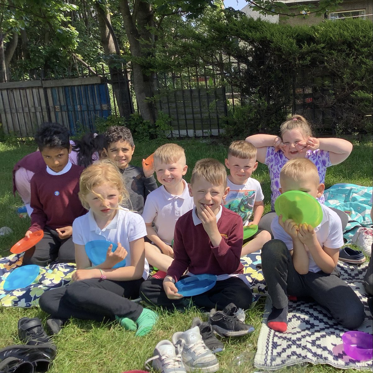 CraigentinnyPS's tweet photo. P2b enjoyed the One World Picnic today! In writing this week, we wrote instructions for how to make a cheese sandwich and today we made sandwiches and prepared fruit. The weather was beautiful! https://t.co/OkMr2tAoWE