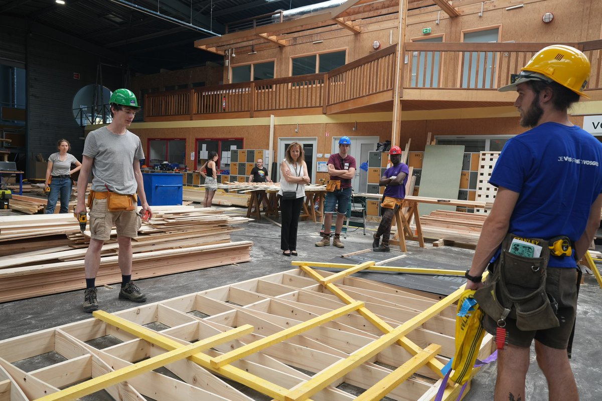 🪵🪚 Ravie de découvrir le Campus #Bois de <a href="/Univ_Lorraine/">Lorraine</a> à @Enstib d’Épinal qui forme les étudiants à la filière forêt-bois où 50 jeunes ingénieurs, architectes et compagnons du devoir construisent actuellement les 10 projets de microfolies itinérantes pour les Défis du Bois 3.0