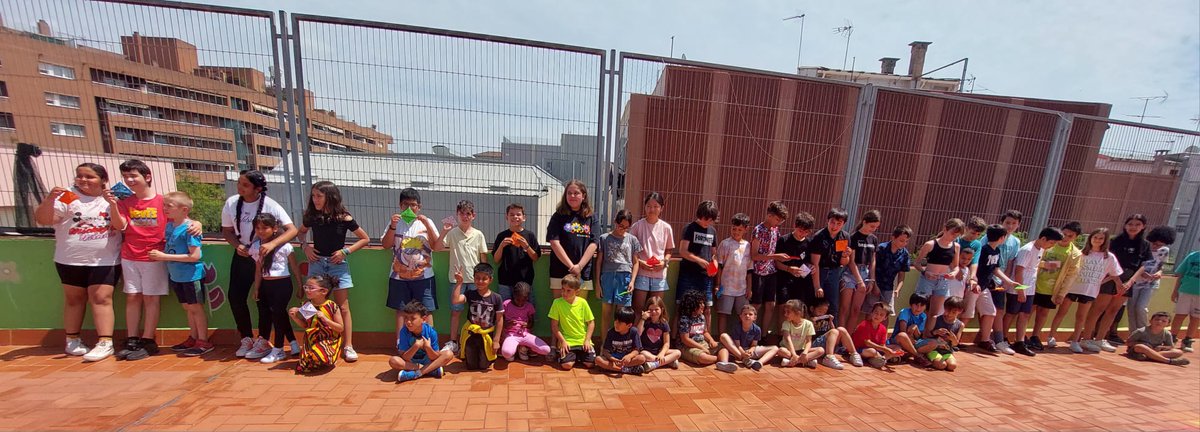 anselm_de's tweet photo. Avui ha estat l'últim dia de padrins lectors de 1r i 6è. I la classe de primer han preparat un regalet per donar les gràcies per l'ajuda rebuda i haver pogut compartir moments amb els grans de l'escola. GRÀCIES!!!☺️ https://t.co/PUlxG5vMLl