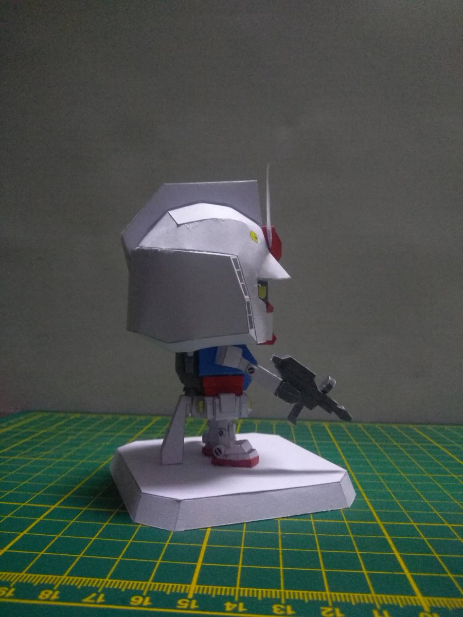 ガンプラくんは完成です。全高11㎝、頭だけで6㎝、カワイです！体を作り時はちょっとキツイが、いい経験もあった。とよっぺ(<a href="/toyoppe/">とよっぺ</a>)さんありがとうございます。でも一体だけはちょっと寂しいな、ゆかいな仲間もいっぱいいてほしい。