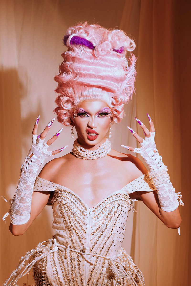 The Queen has arrived! 🫅🏽

From the Bright House of Ding! 🌟
It’s Felicia. ❤️‍🔥

See you tita <a href="/vinasdeluxe/">Viñas Deluxe #MisisIt</a> 
#bungangabattleroyale 

nails by: @clawcouturenails 
wig by: @wigsbymargaux 
shot by: @jagger_studios