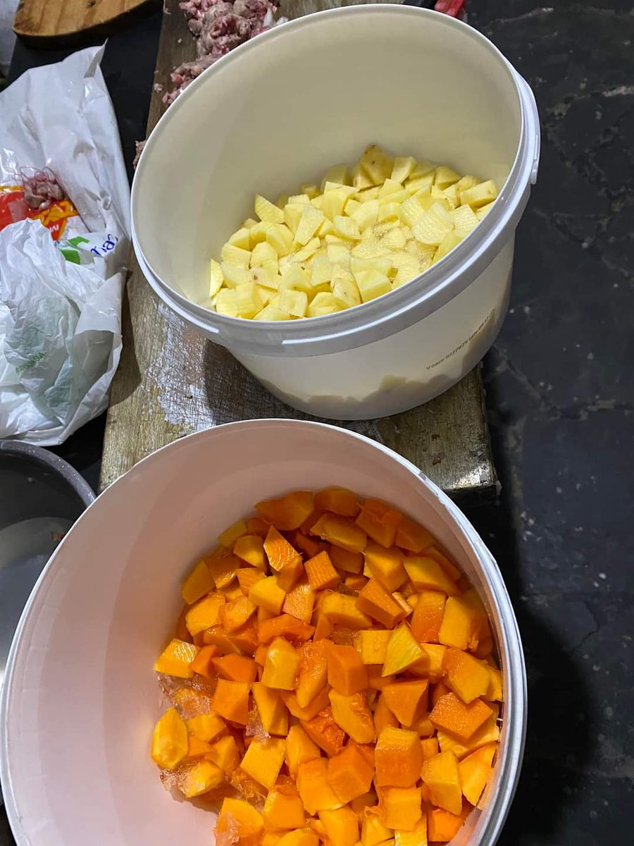 PB_CAP's tweet photo. Salió guisuito de arroz para matar un poquitito el frío!! Hoy tuvimos ayudantes 🐶 💛🖤 https://t.co/uohK4kOjEe