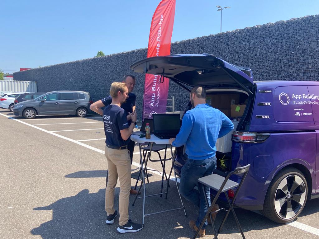ITQ's tweet image. With our #CodeOnTheRoad van we stopped by @EQUANS_Official for some demo&apos;s! We still have some slots available to visit you too! Apply here: zurl.co/UMsU 

@ITQ_Be @VMware_BE