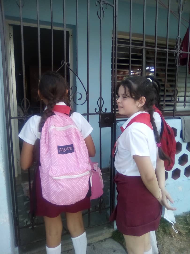 HabanaOnure's tweet photo. En cada comunidad, puerta a puerta ganamos la batalla por
#usoracionaldelaenergía
#Pioneros
#patrullasclick
#ConscienteMente https://t.co/746OmpA9zL