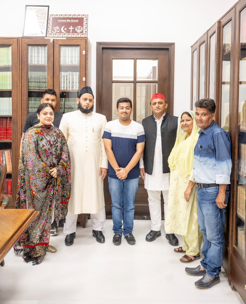 आज आईसीएसई बोर्ड परीक्षा में 99.75% अंक लाकर अव्वल आने वाले मोहम्मद आर्यन तारिक व उनके परिजनों के साथ मुलाकात कर बधाई के साथ व्यक्त की उज्ज्वल भविष्य के लिए शुभकामनायें।

सपा सदैव होनहार छात्रों का सम्मान करती रही है और करती रहेगी।