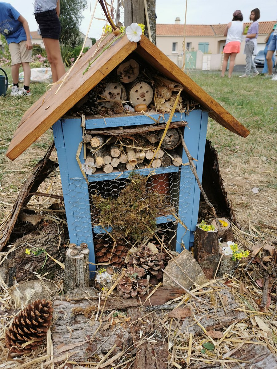 cauevendee's tweet photo. Les CM1 et CM2 de l'école Mounereau de St Jean de Beugné s'était engagée dans l'action "Sur les chemins de l'école" avec le @cauevendee et Sud Vendée Littoral.
Ce matin, les élèves ont réalisés des aménagements sur l'espace public.
#caue #cauedelavendee #surlescheminsdelecole https://t.co/RDRRdXatjT
