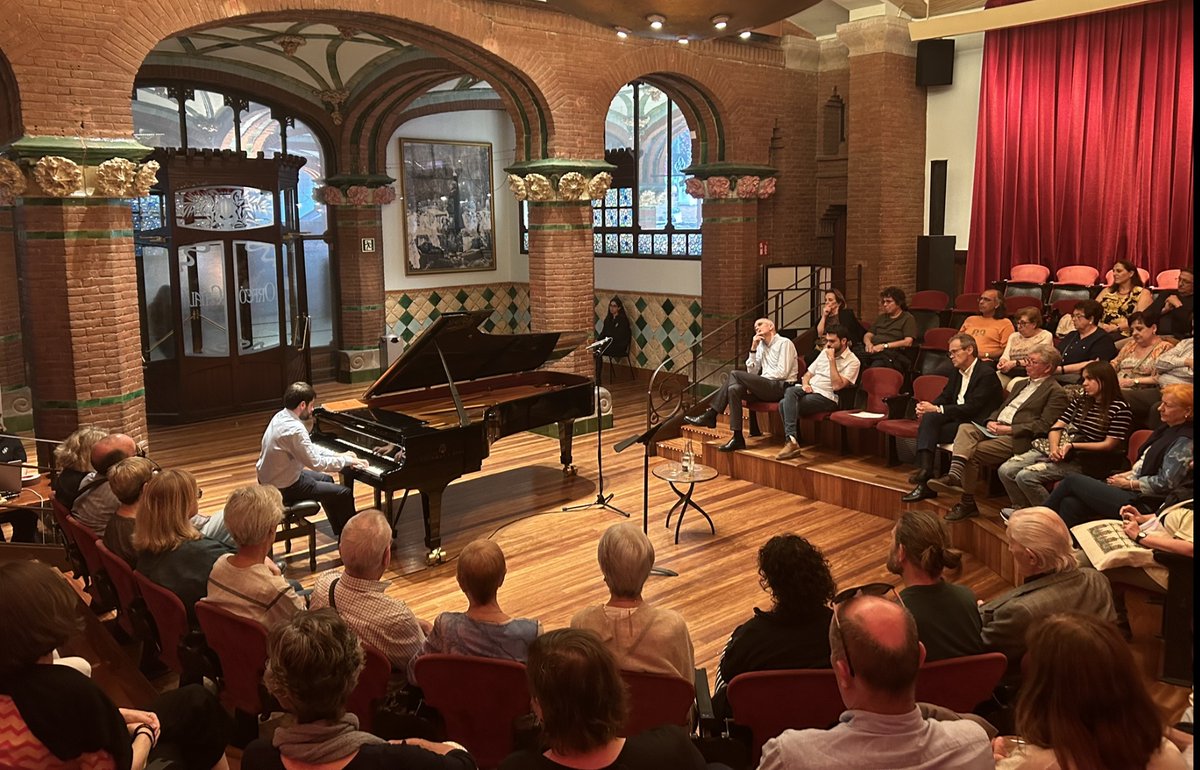 Un luxe  tornar dijous passat al vespre al <a href="/palaumusicacat/">Palau de la Música Catalana</a> per participar en les celebracions del centenari Domènech i Muntaner, juntament amb en Jonathan Brown, del Quartet Casals.
Moltes gràcies a els que ens vau acompanyar, ia l’organització per fer que ens sentíssim a casa