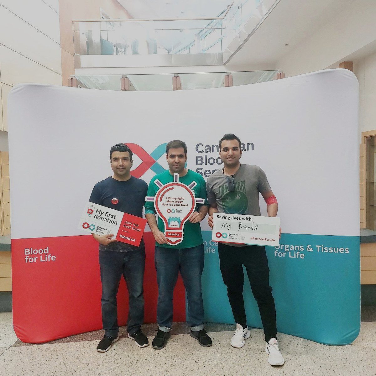 One of our dedicated volunteers, Saeid, brought his friends Saman & Armin to donate this week! 

Happy #NBDW and thank you for being part of @CanadasLifeline!

Help Shine A Light on the need for more donors. Join Saeid & friends, book today - ow.ly/PkSa50OKI89