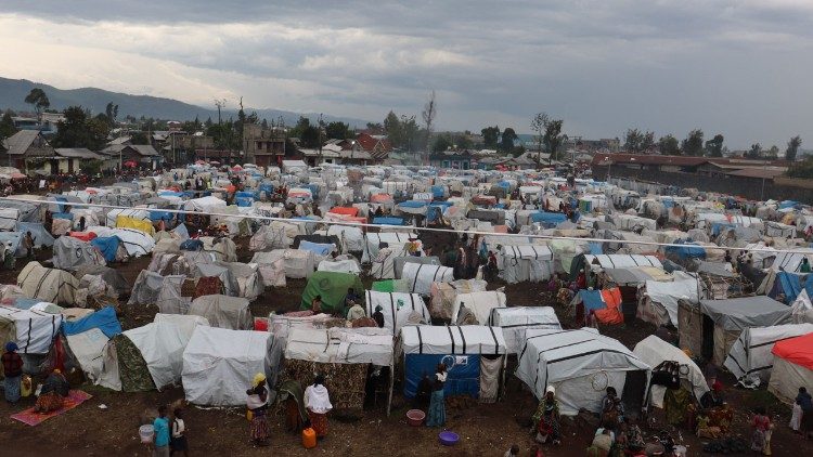 kombleele's tweet photo. 🌍🇨🇩🩸 "Il s’agit de conflits qui forcent des millions de personnes à quitter leurs maisons, qui provoquent de très graves violations des droits de l’homme, qui désintègrent le tissu socio-économique, qui causent des blessures difficiles à guérir. Ce sont des luttes partisanes où s’entremêlent des dynamiques ethniques, territoriales et de groupe; des conflits qui ont affaire avec la propriété foncière, l’absence ou la faiblesse des institutions, les haines où le blasphème de la violence au nom d’un faux dieu s’infiltre. Mais c’est surtout une guerre déchainée par une insatiable avidité de matières premières et d’argent, qui alimente une économie armée laquelle exige instabilité et corruption. Quel scandale et quelle hypocrisie: les personnes sont violées et tuées alors que les affaires qui provoquent violences et morts continuent à prospérer! "
François @Pontifex_fr , voyage en #RDC 🇨🇩