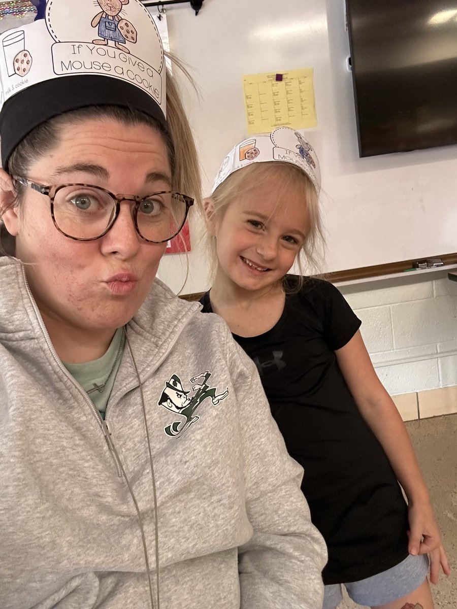 mrsnurski's tweet photo. 1st grade Ss listened to, If You Give a Mouse a Cookie this morning &amp; made headbands to retell the story! #makereadingfun #atthebergh https://t.co/ViYwgPpugR