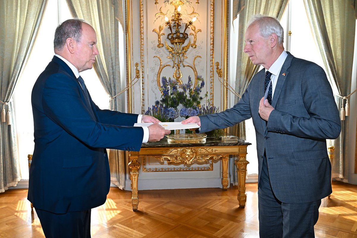 HonStephaneDion's tweet photo. J’ai l’honneur de présenter à S.A.S. le Prince Albert II de #Monaco mes lettres de créance. En tant qu’Ambassadeur du Canada à #Monaco, je souhaite poursuivre et renforcer notre coopération, notamment en faveur de la protection de l’#environnement et des #océans. 🇨🇦🇲🇨 https://t.co/45mhsSEuP3