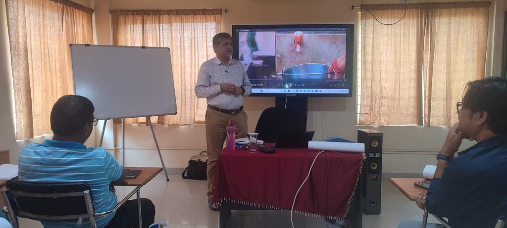 ShridharKadam's tweet photo. Communication is an essential skill for Public Health Managers. Shri Nilambar Rath, @nilambarrath Communication Expert taking special teaching sessions at IIPH-Bhubaneswar @iiph_b for in-service doctors undertaking public health management course #PGDPHM.
@thePHFI
@HFWOdisha https://t.co/8j88cWDpcQ