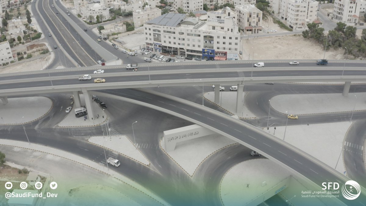 انطلاقًا من جهود المملكة العربية السعودية في تنمية القطاعات الحيوية في المملكة الأردنية الهاشمية الشقيقة؛ اُفتتح اليوم مشروع ميدان الملك سلمان بن عبدالعزيز حفظه الله في عمّان، إذ يأتي هذا الميدان ضمن مشروع التقاطعات المرورية في العاصمة عمّان، الذي يموّله #الصندوق_السعودي_للتنمية