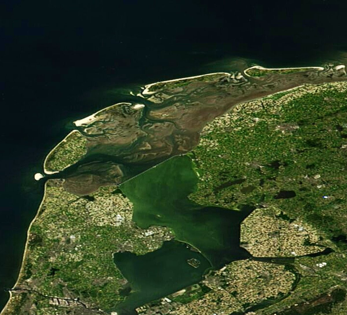 🛰 Schitterende opnames van een zonnig Nederland vanmiddag! Opvallend is de bijna leeggelopen Waddenzee: door een sterke oostenwind wordt zeewater richting Engeland gestuwd, waardoor het waterpeil bij ons daalt. Vaargeulen voor de veerboten zijn ook mooi zichtbaar!
 
~NASA