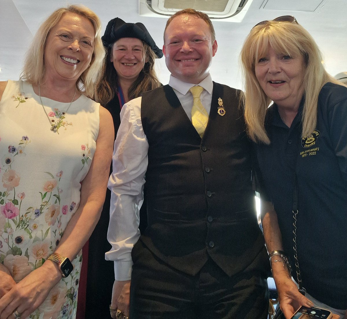 LordBrett1066's tweet photo. Hastings Lions Vice President #PlatinumChampion @LordBrett1066 supporting the #RunToTheSunEvent ×50 London Taxis bringing 200 disabled London children & carers for a day beside the seaside with #JayneTorvillOBE @RoyalVolService @lionsclubs @1066Tweets @hvastuff @HastingsObs https://t.co/PihVqfIzDa